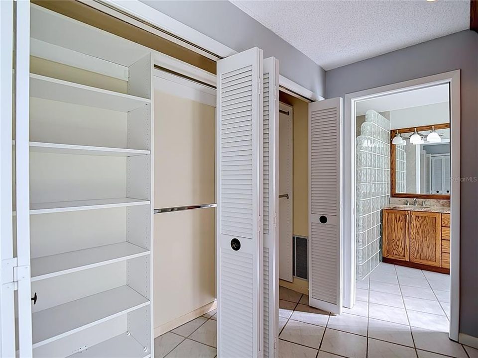 Activo con contrato: $725,000 (4 camas, 2 baños, 2815 Pies cuadrados)