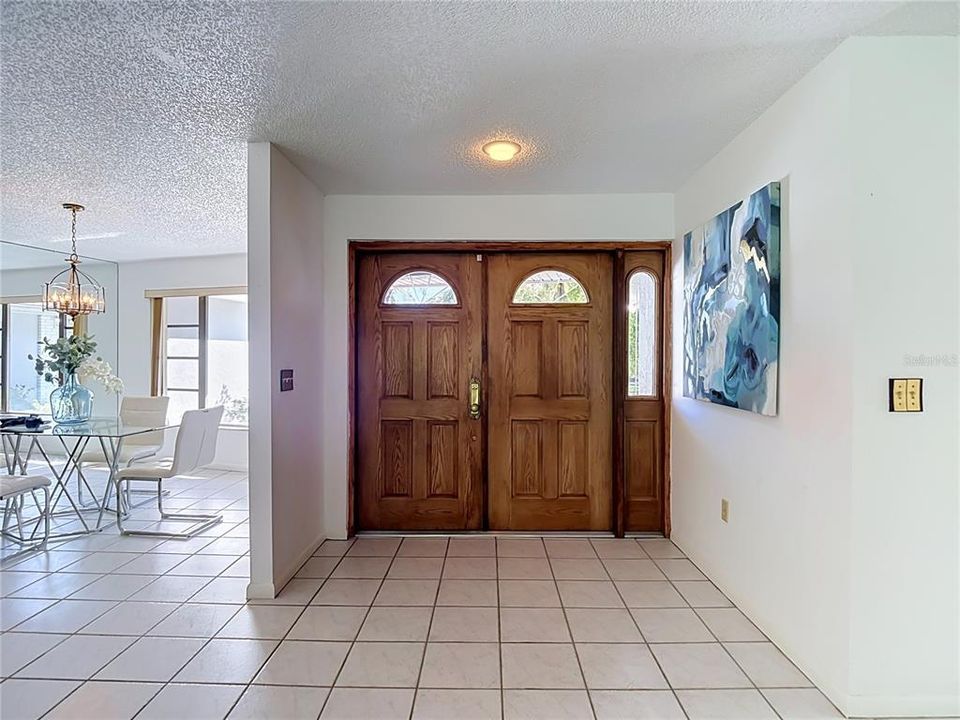 Activo con contrato: $725,000 (4 camas, 2 baños, 2815 Pies cuadrados)