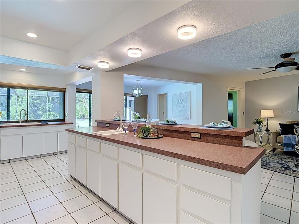 Activo con contrato: $725,000 (4 camas, 2 baños, 2815 Pies cuadrados)