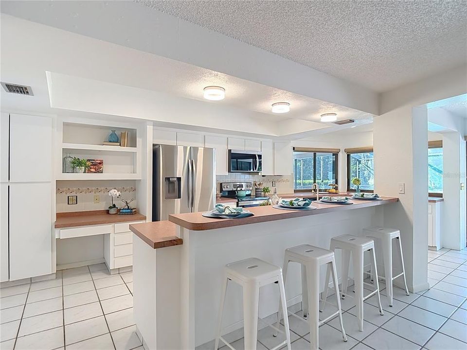 Activo con contrato: $725,000 (4 camas, 2 baños, 2815 Pies cuadrados)