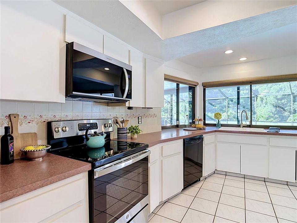 Activo con contrato: $725,000 (4 camas, 2 baños, 2815 Pies cuadrados)