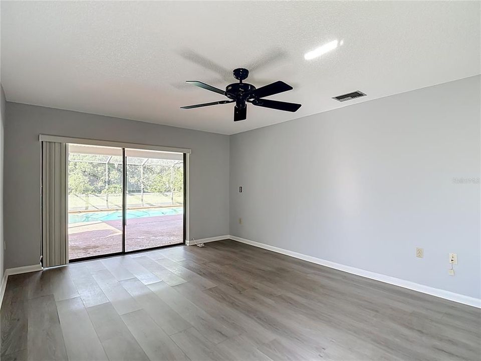 Activo con contrato: $725,000 (4 camas, 2 baños, 2815 Pies cuadrados)