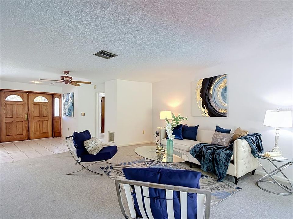 Activo con contrato: $725,000 (4 camas, 2 baños, 2815 Pies cuadrados)