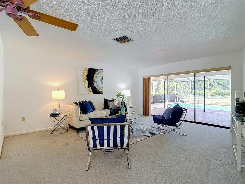 Activo con contrato: $725,000 (4 camas, 2 baños, 2815 Pies cuadrados)