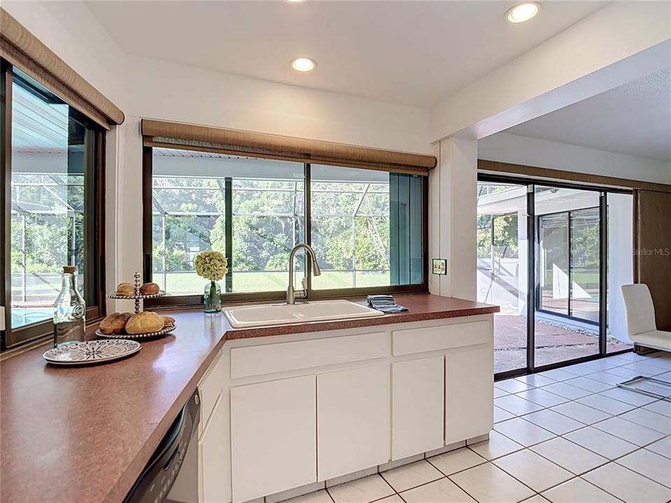 Activo con contrato: $725,000 (4 camas, 2 baños, 2815 Pies cuadrados)