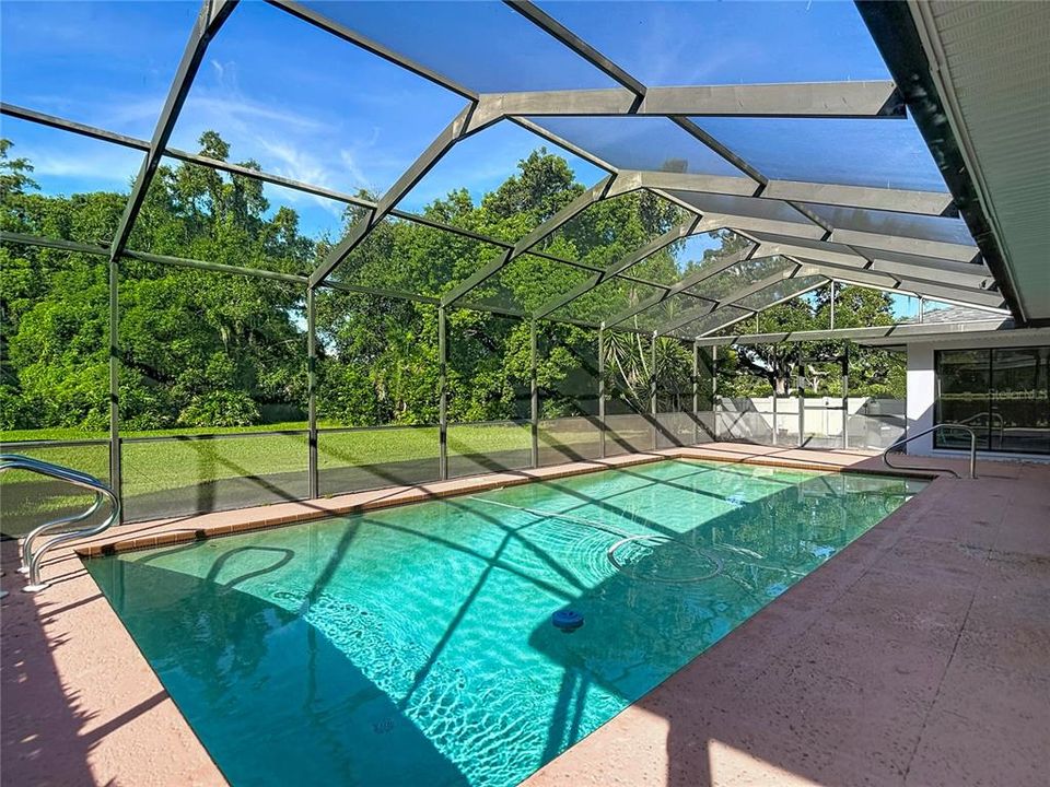 Activo con contrato: $725,000 (4 camas, 2 baños, 2815 Pies cuadrados)