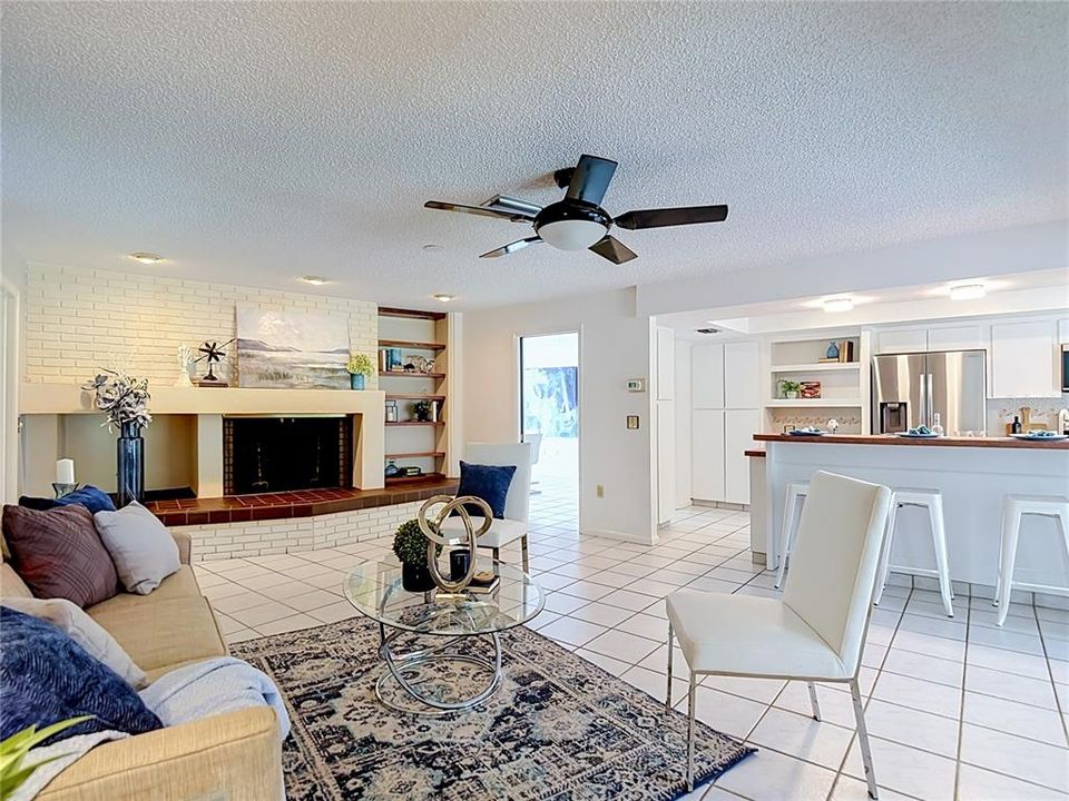 Activo con contrato: $725,000 (4 camas, 2 baños, 2815 Pies cuadrados)