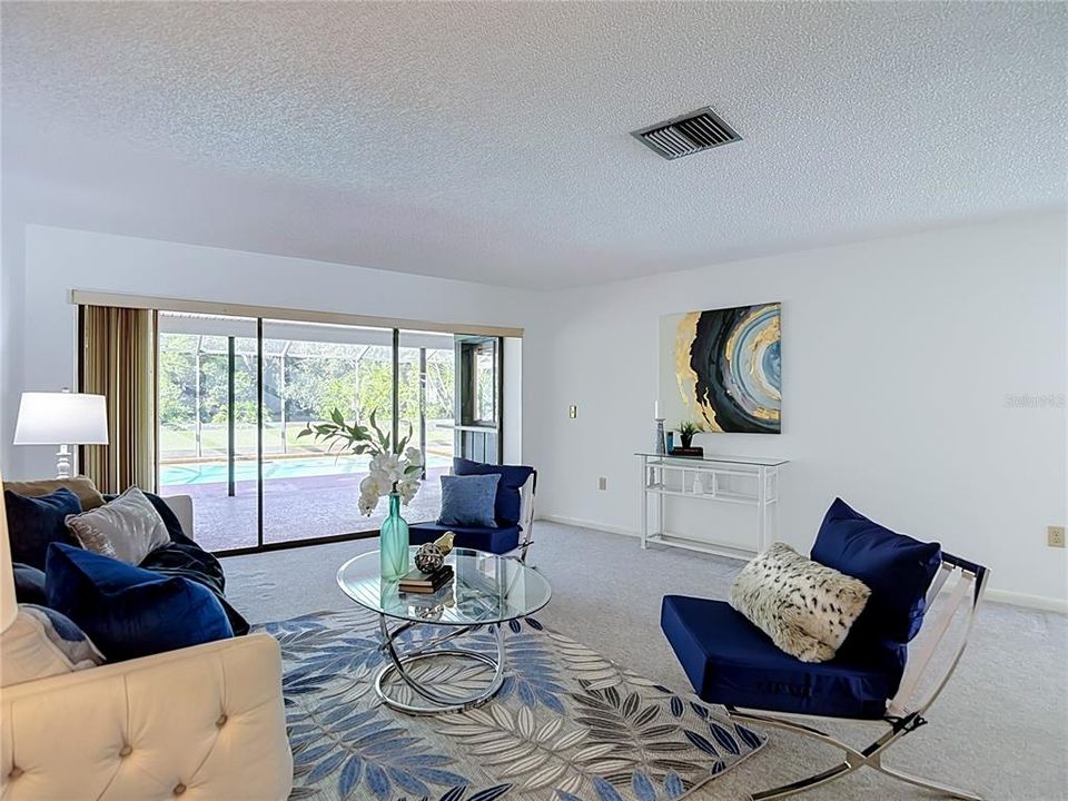 Activo con contrato: $725,000 (4 camas, 2 baños, 2815 Pies cuadrados)