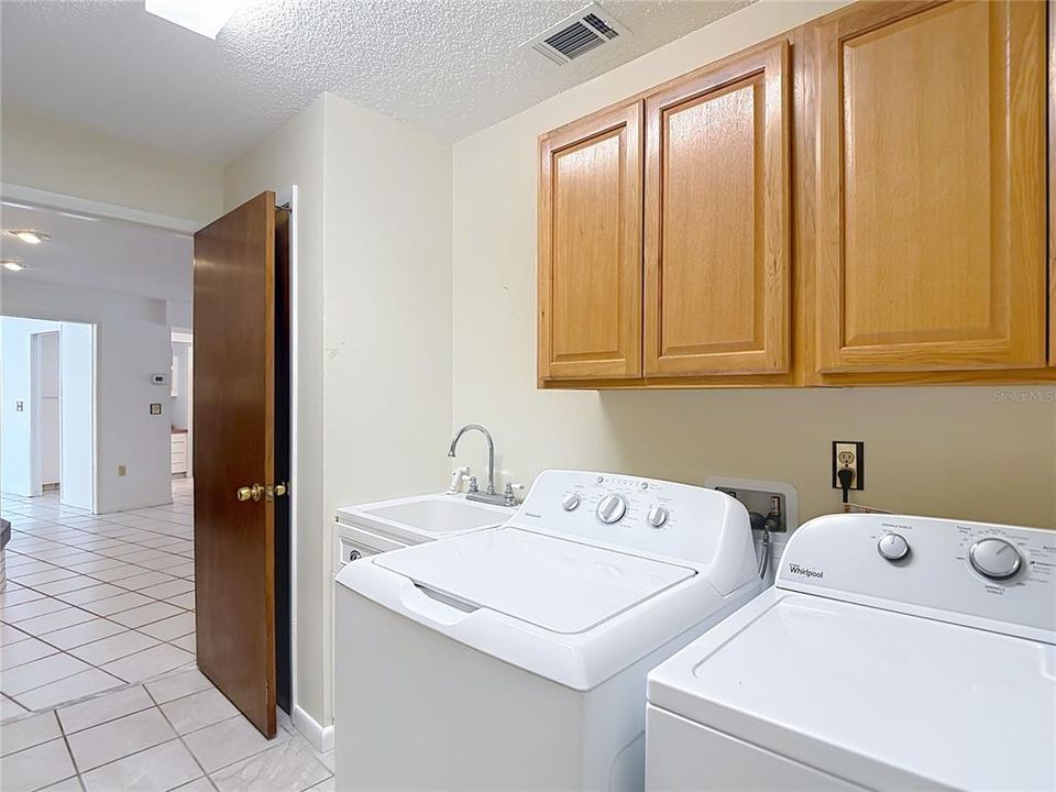 Activo con contrato: $725,000 (4 camas, 2 baños, 2815 Pies cuadrados)