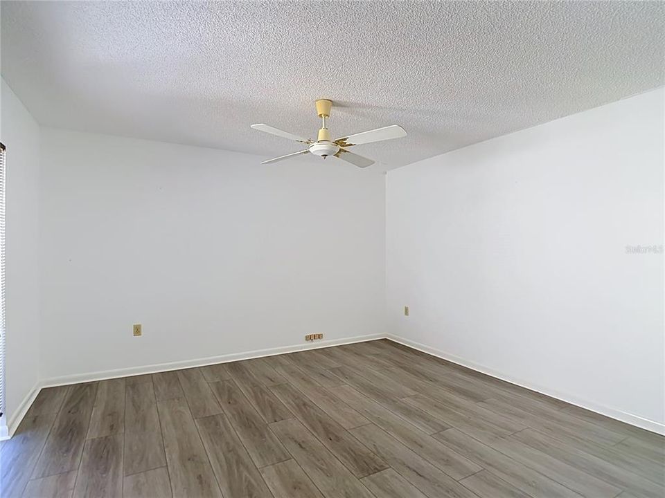 Activo con contrato: $725,000 (4 camas, 2 baños, 2815 Pies cuadrados)