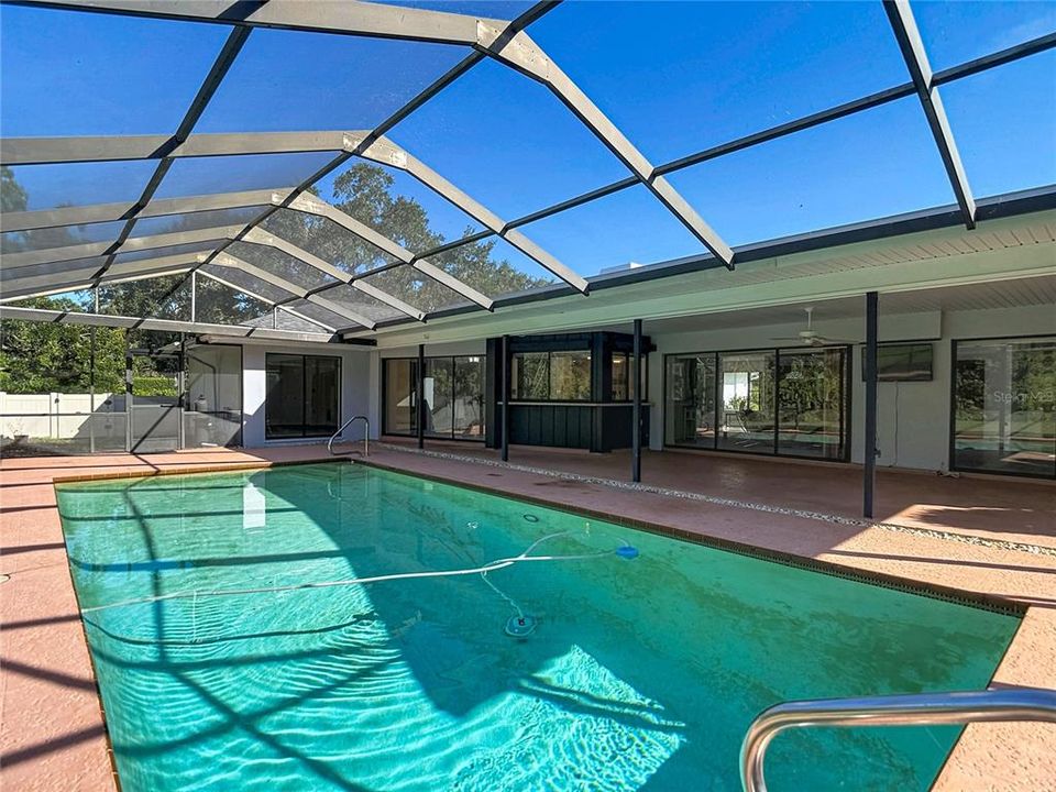 Activo con contrato: $725,000 (4 camas, 2 baños, 2815 Pies cuadrados)