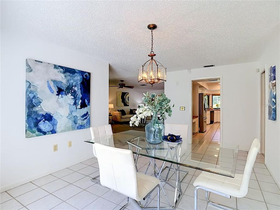 Activo con contrato: $725,000 (4 camas, 2 baños, 2815 Pies cuadrados)