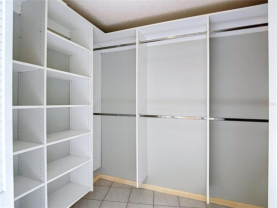 Activo con contrato: $725,000 (4 camas, 2 baños, 2815 Pies cuadrados)
