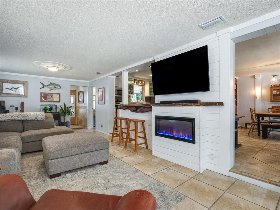 For Sale: $439,000 (2 beds, 2 baths, 1368 Square Feet)