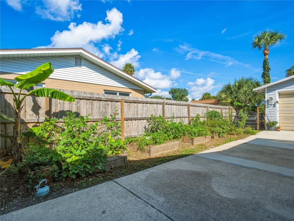 For Sale: $439,000 (2 beds, 2 baths, 1368 Square Feet)