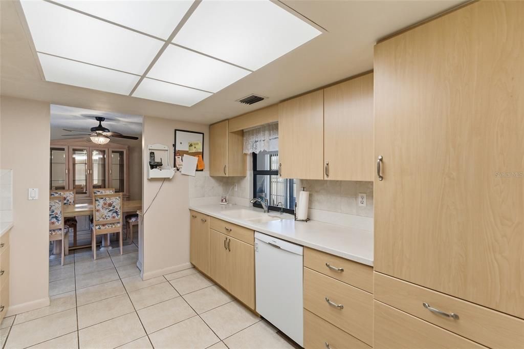 En Venta: $295,000 (3 camas, 2 baños, 1938 Pies cuadrados)