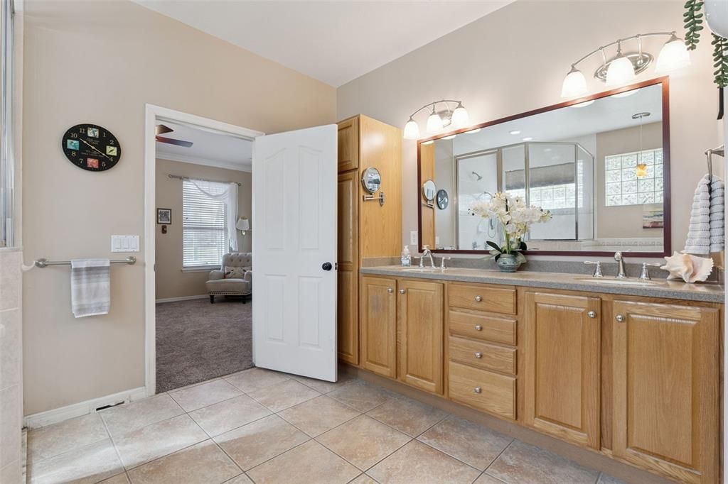 For Sale: $465,000 (3 beds, 3 baths, 2566 Square Feet)