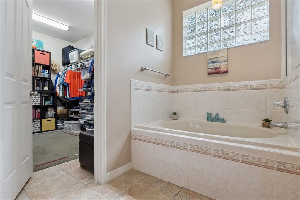 For Sale: $465,000 (3 beds, 3 baths, 2566 Square Feet)