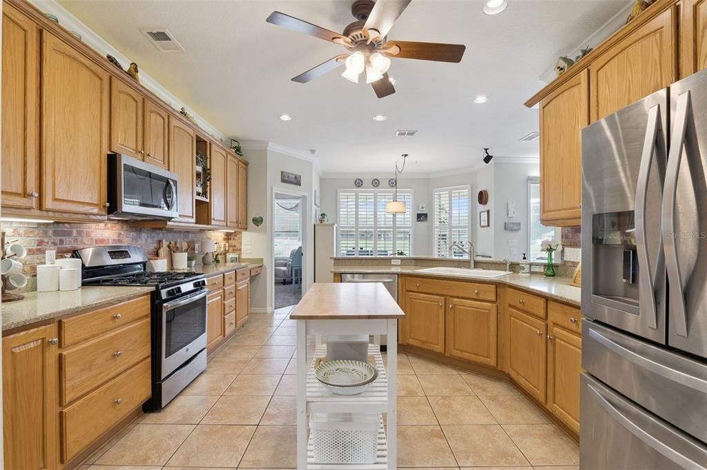 For Sale: $465,000 (3 beds, 3 baths, 2566 Square Feet)
