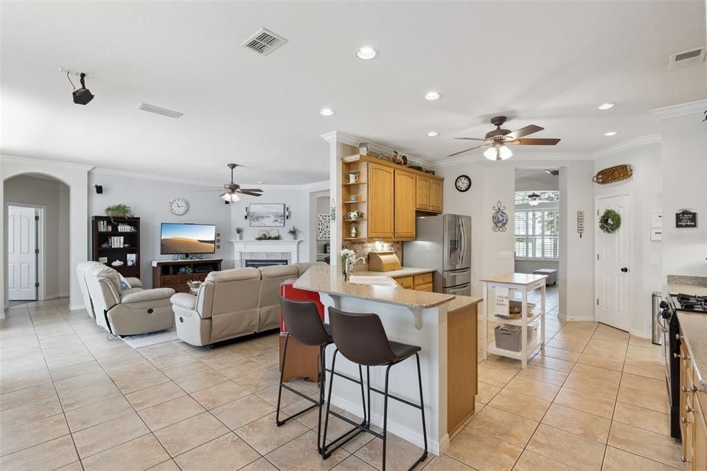 For Sale: $465,000 (3 beds, 3 baths, 2566 Square Feet)