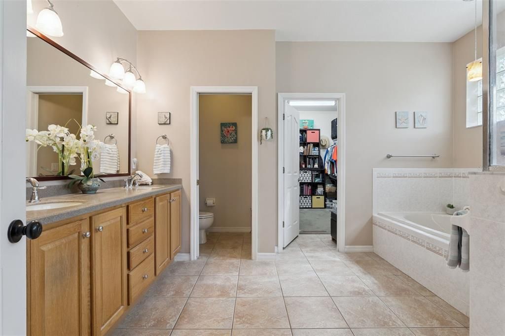 For Sale: $465,000 (3 beds, 3 baths, 2566 Square Feet)