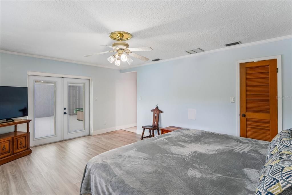 En Venta: $565,900 (4 camas, 3 baños, 2425 Pies cuadrados)