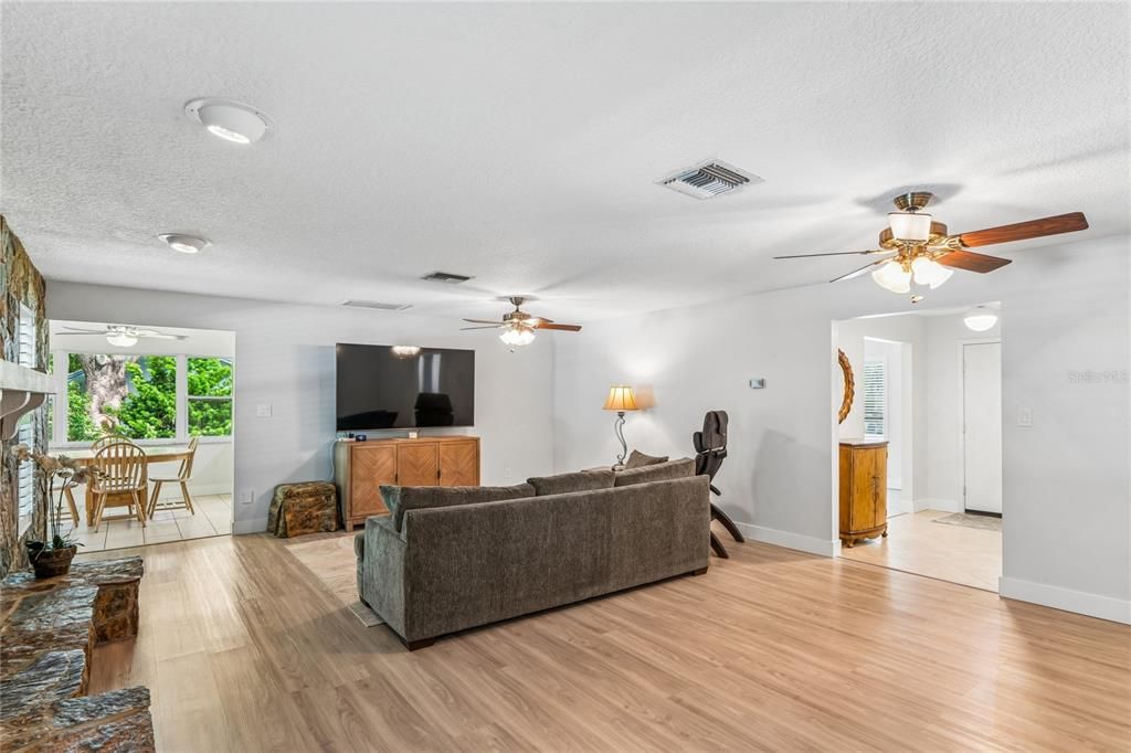 En Venta: $565,900 (4 camas, 3 baños, 2425 Pies cuadrados)