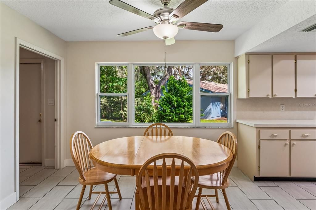 En Venta: $565,900 (4 camas, 3 baños, 2425 Pies cuadrados)