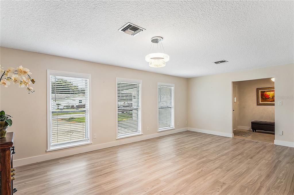 En Venta: $565,900 (4 camas, 3 baños, 2425 Pies cuadrados)