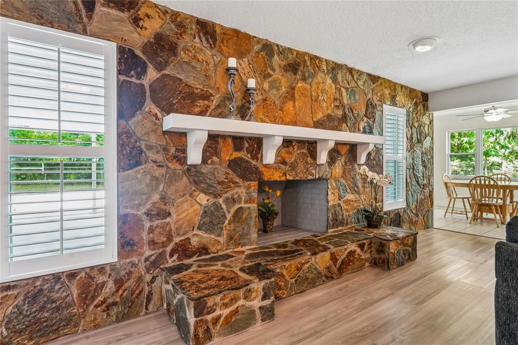 En Venta: $565,900 (4 camas, 3 baños, 2425 Pies cuadrados)