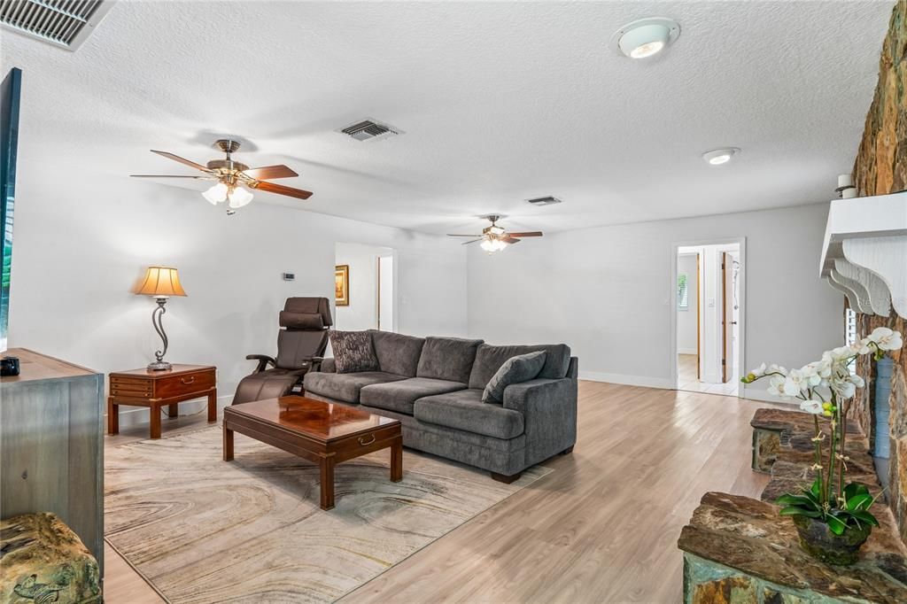 En Venta: $565,900 (4 camas, 3 baños, 2425 Pies cuadrados)