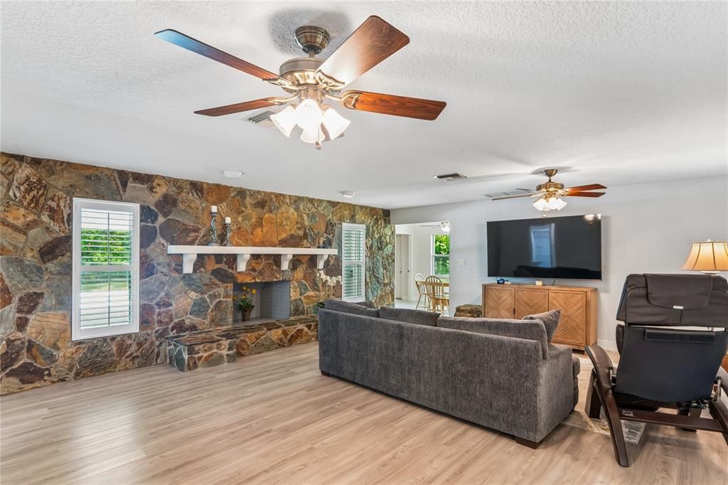 En Venta: $565,900 (4 camas, 3 baños, 2425 Pies cuadrados)