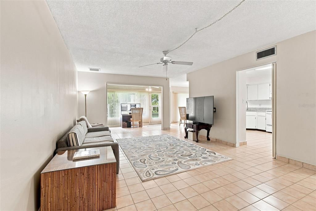 For Sale: $199,000 (2 beds, 2 baths, 1270 Square Feet)