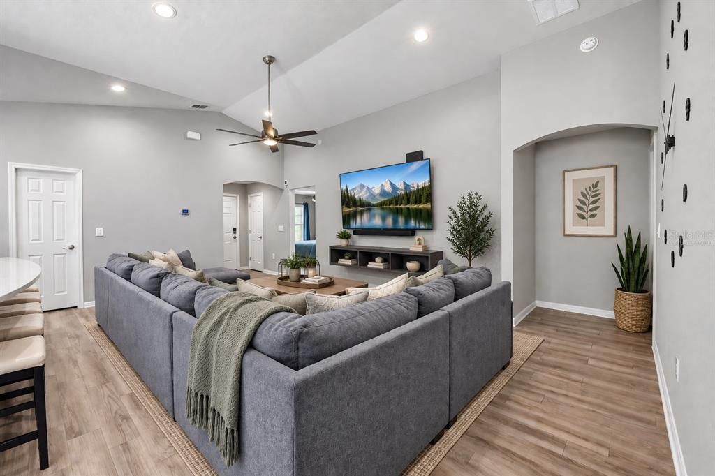 Activo con contrato: $289,999 (3 camas, 2 baños, 1553 Pies cuadrados)