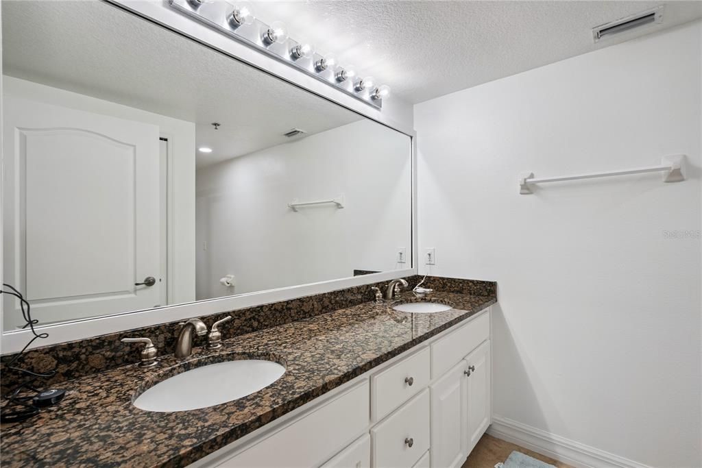 En Venta: $699,000 (3 camas, 3 baños, 2020 Pies cuadrados)