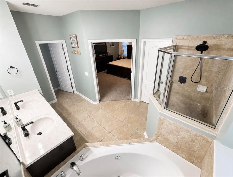 For Sale: $549,900 (4 beds, 2 baths, 2390 Square Feet)