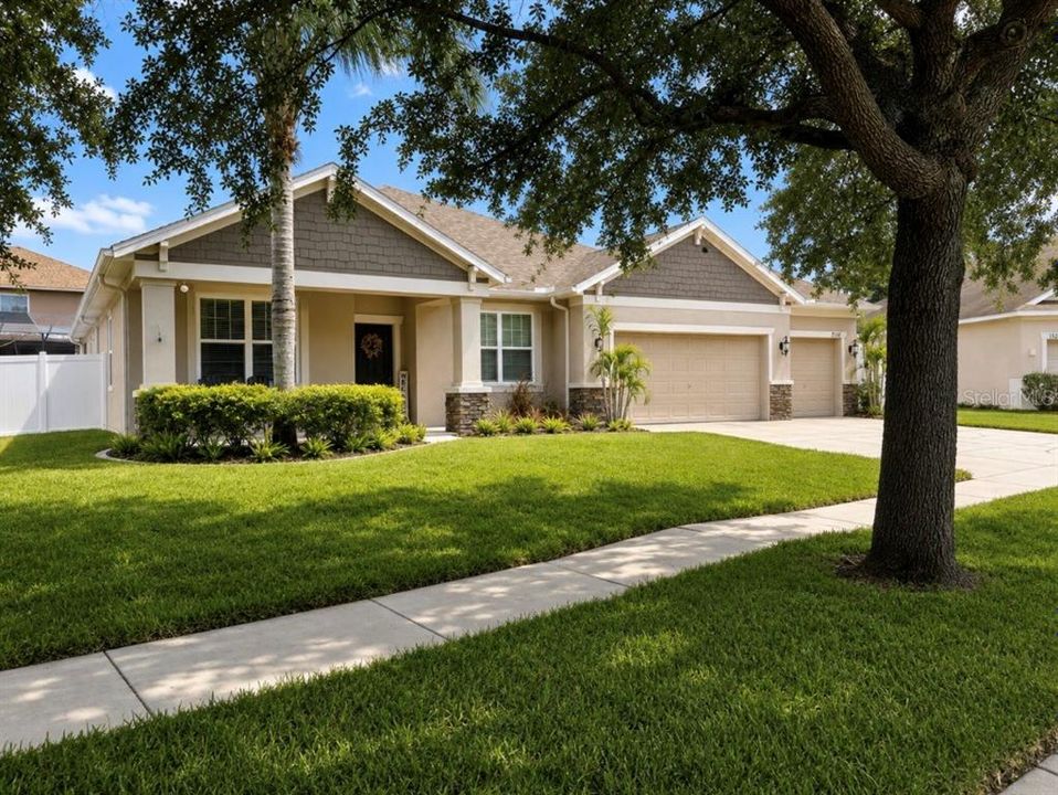 For Sale: $549,900 (4 beds, 2 baths, 2390 Square Feet)