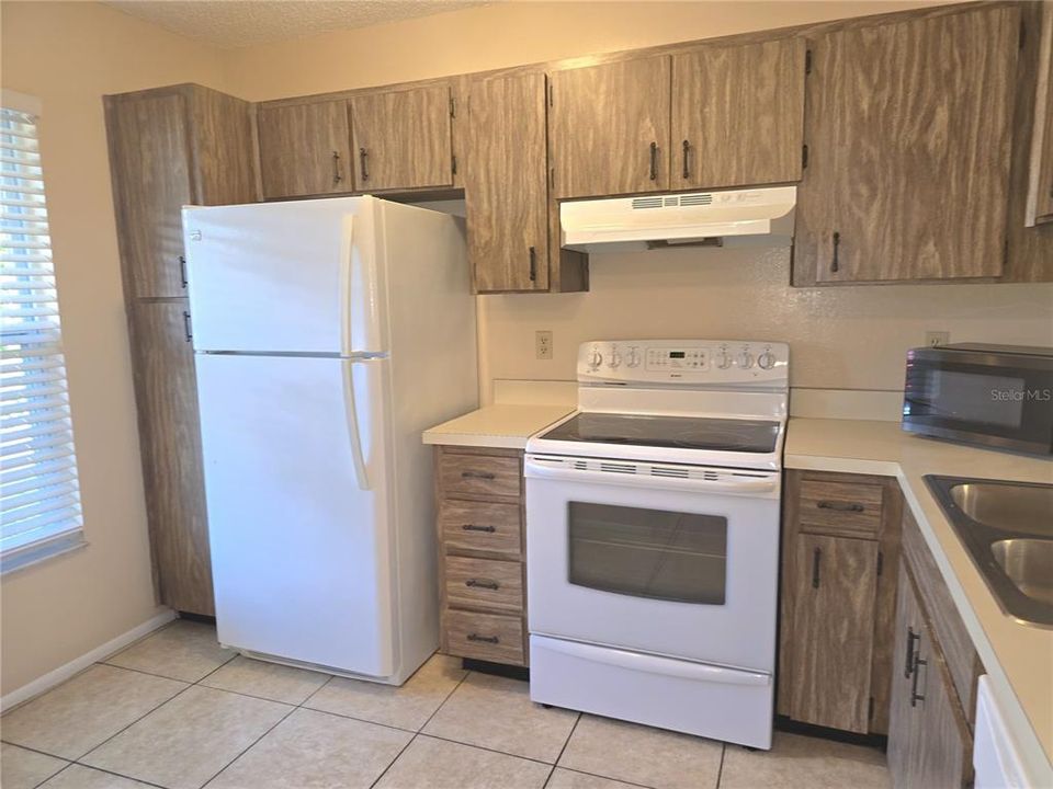 На продажу: $199,900 (2 спален, 2 ванн, 1068 Квадратных фут)