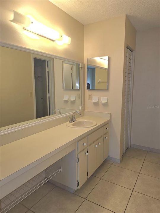 На продажу: $199,900 (2 спален, 2 ванн, 1068 Квадратных фут)