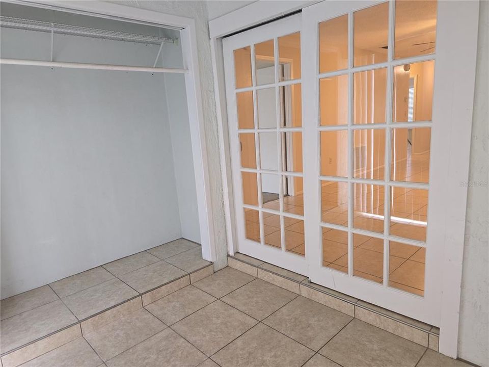 На продажу: $199,900 (2 спален, 2 ванн, 1068 Квадратных фут)