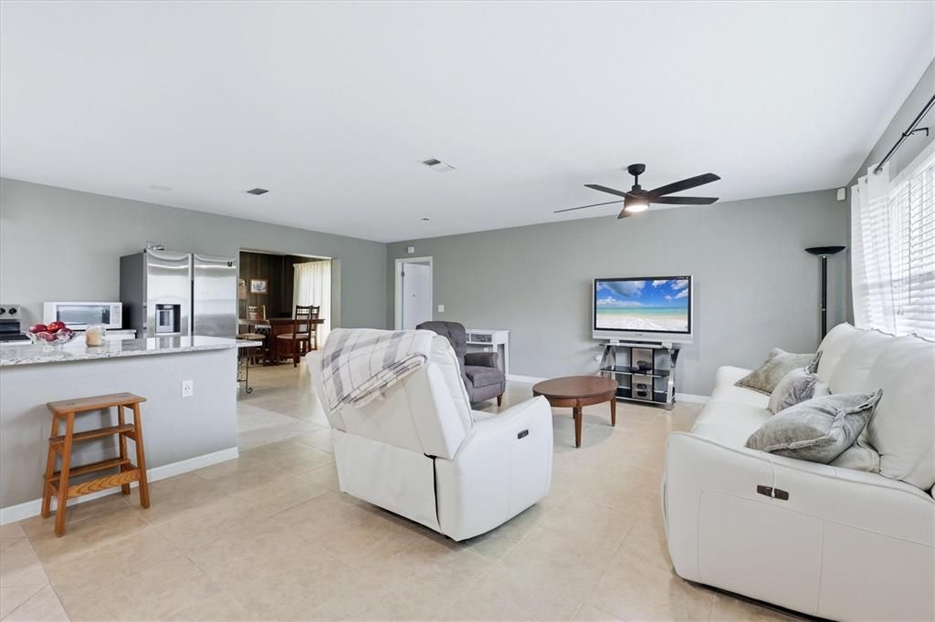 For Sale: $370,000 (2 beds, 2 baths, 1578 Square Feet)