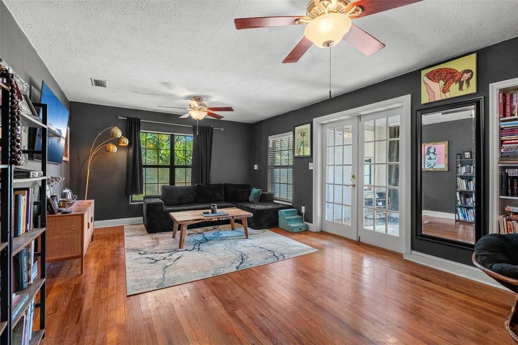 En Venta: $709,900 (4 camas, 2 baños, 1940 Pies cuadrados)