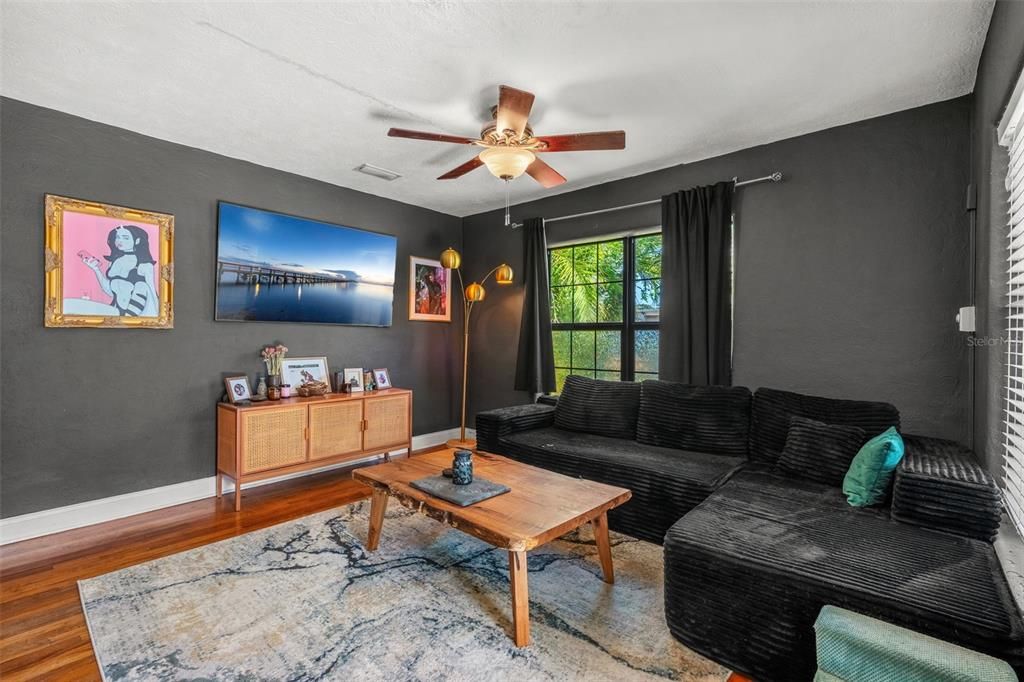 En Venta: $709,900 (4 camas, 2 baños, 1940 Pies cuadrados)