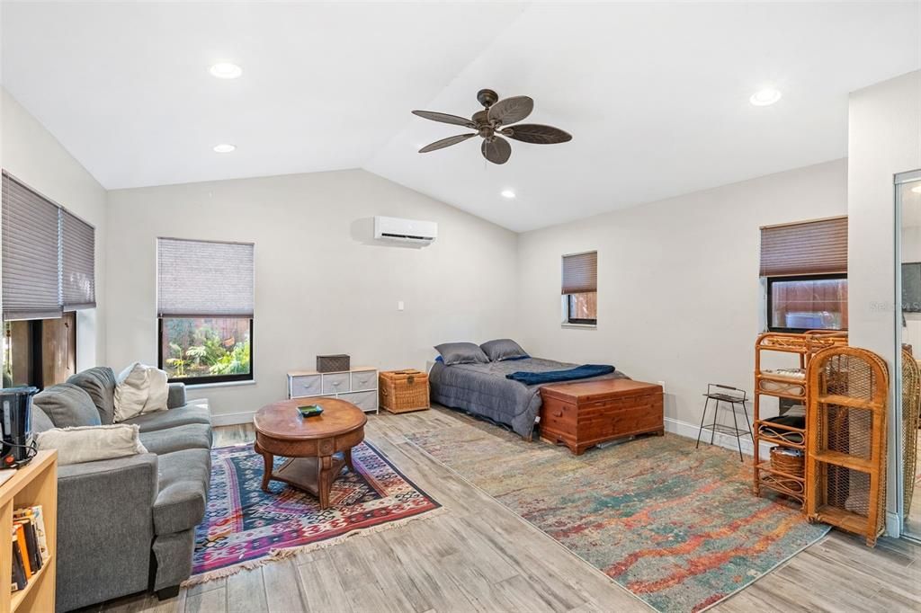 En Venta: $709,900 (4 camas, 2 baños, 1940 Pies cuadrados)