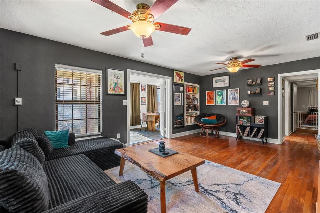 En Venta: $709,900 (4 camas, 2 baños, 1940 Pies cuadrados)