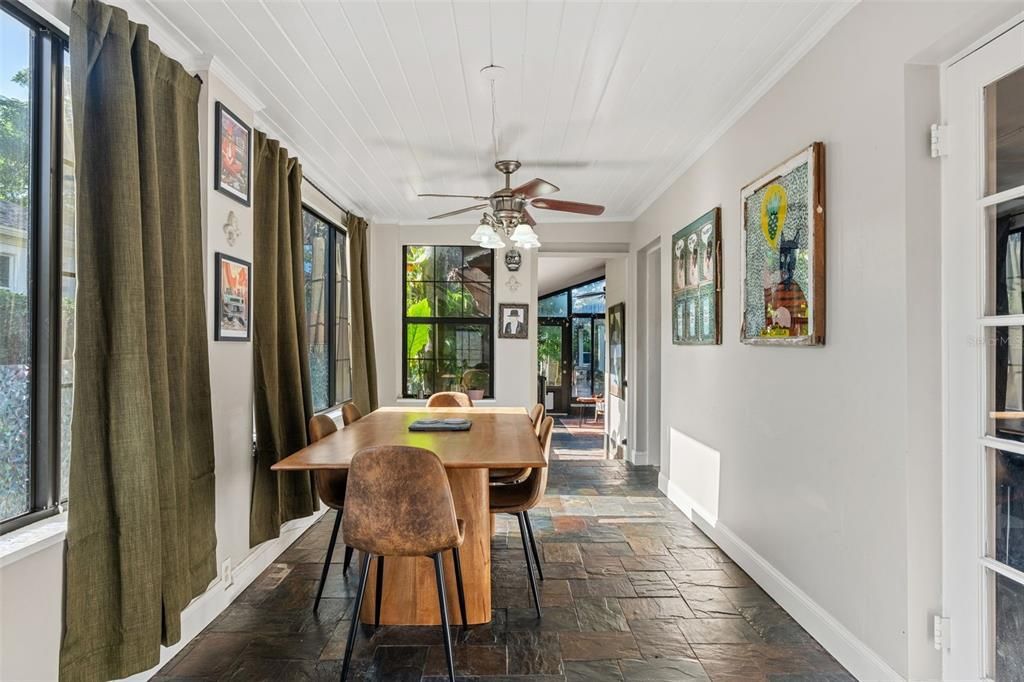 En Venta: $709,900 (4 camas, 2 baños, 1940 Pies cuadrados)