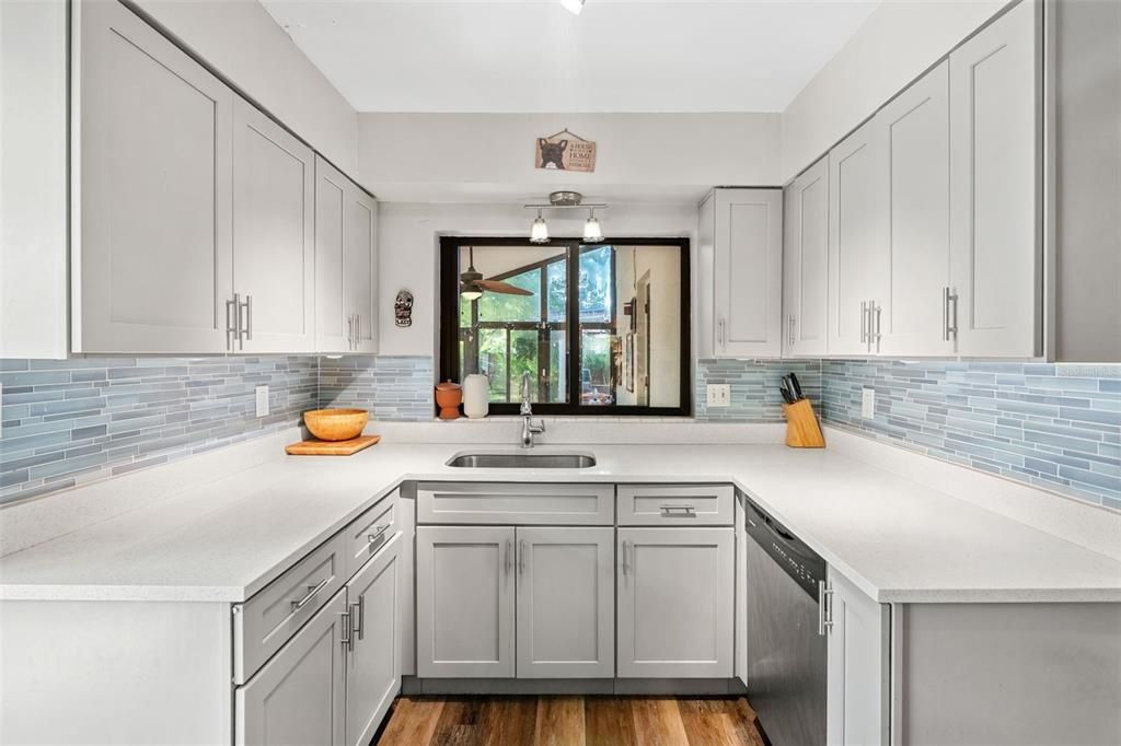 En Venta: $709,900 (4 camas, 2 baños, 1940 Pies cuadrados)