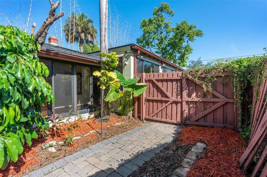 En Venta: $709,900 (4 camas, 2 baños, 1940 Pies cuadrados)