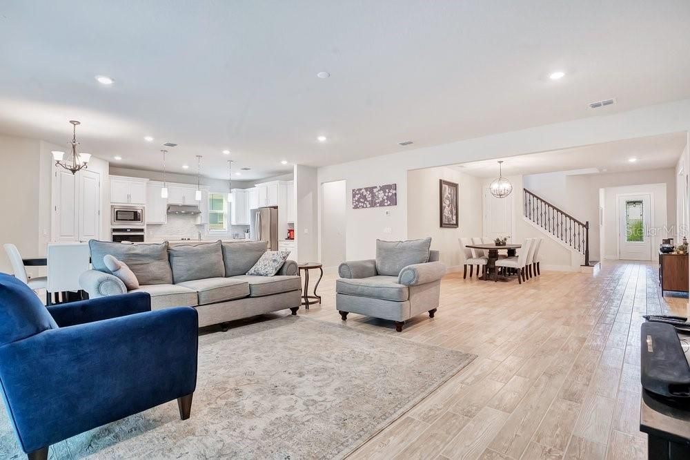En Venta: $1,025,000 (5 camas, 4 baños, 4155 Pies cuadrados)
