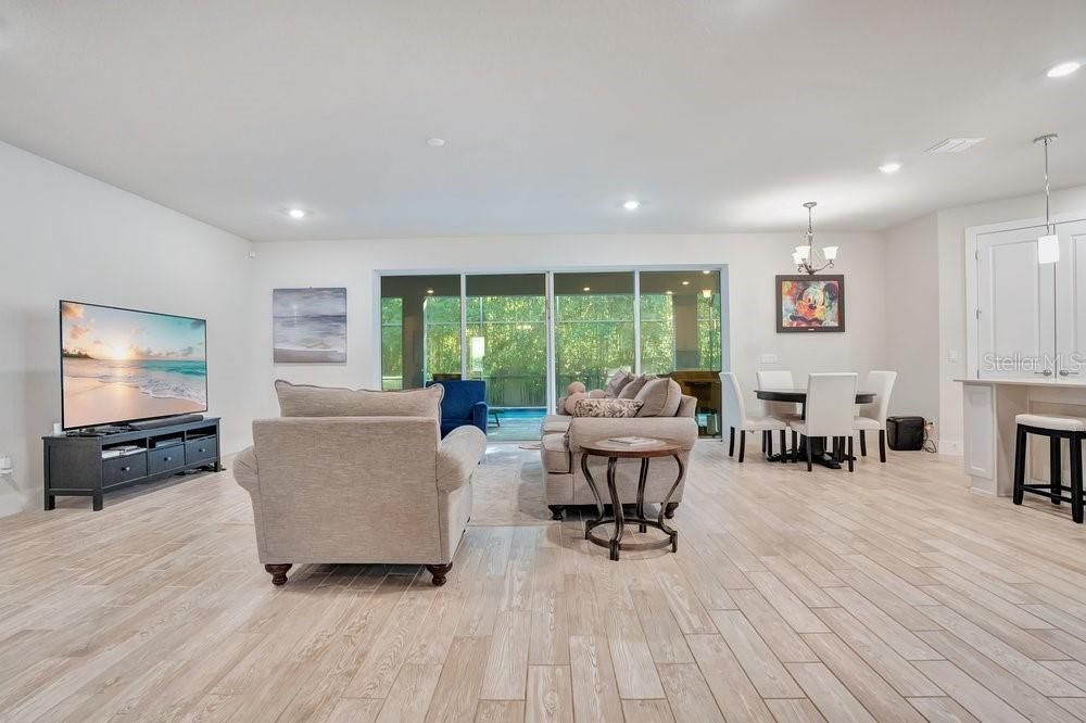En Venta: $1,025,000 (5 camas, 4 baños, 4155 Pies cuadrados)